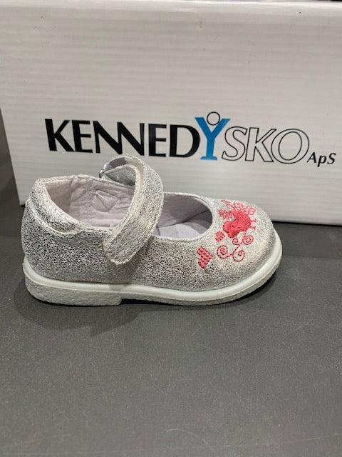 Kennedy Ballerina Sko i Sølv – Perfekt til Små Fødder